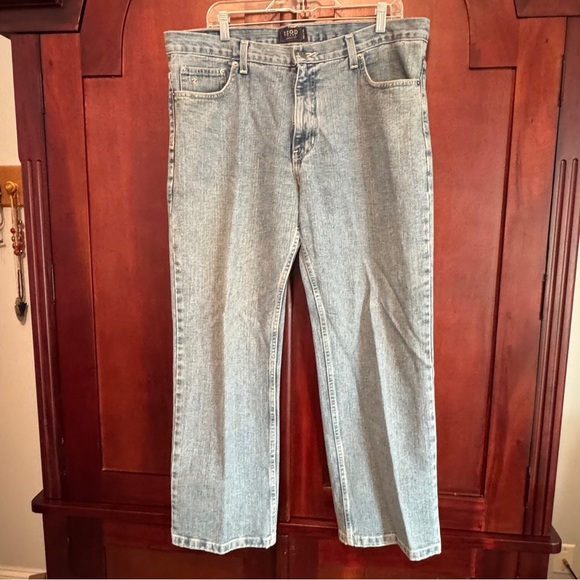 IZOD Classic Fit Straight Light Blue Relaxed Fit Jeans with Durable Fabric 38x30 - Picture 1 of 15